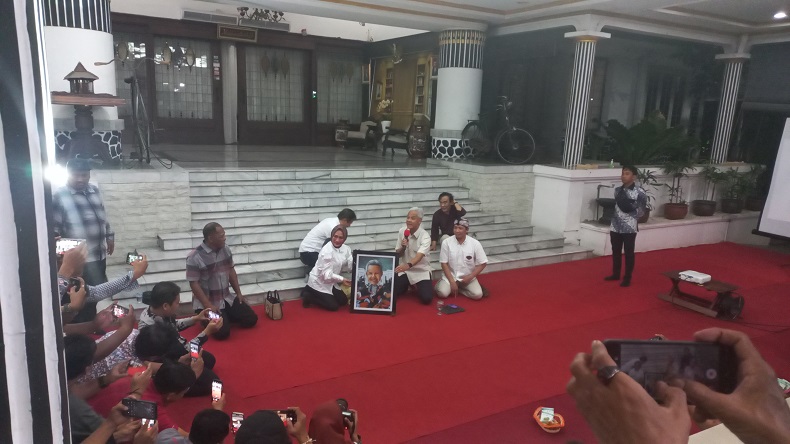Ganjar Pranowo Dihadiahi Karikatur saat Pamitan dengan Wartawan: Terima Kasih Waktunya Berkemas
