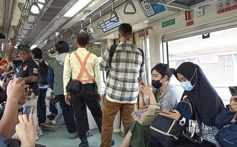 Kereta Berhenti dan AC Tak Nyala karena Gangguan Listrik, LRT Jabodebek Minta Maaf