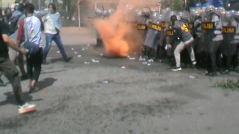 Bentrok Massa vs Polisi Pecah di Depan Stadion Pertasi Kencana Tanah Laut, Ini Faktanya