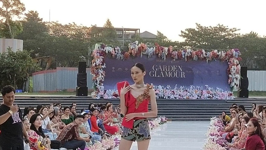 Keindahan Wastra Nusantara di Fashion Show Outdoor Botanic Park at NavaPark