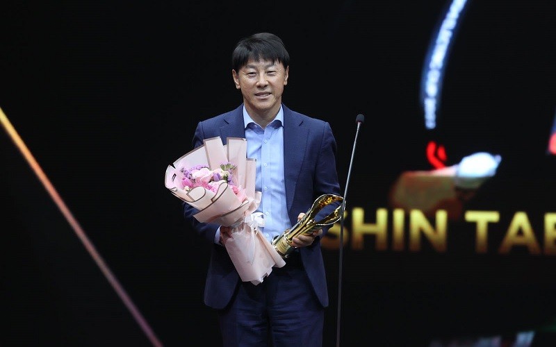 Shin Tae-yong dan Pratama Arhan Raih Penghargaan Pelatih Pemain Terfavorit Indonesia Award 2023