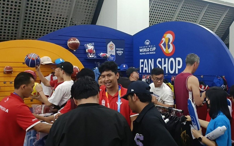 Tawarkan Berbagai Merchandise Resmi FIBA World Cup 2023, Fan Shop di Indonesia Arena Diserbu Fans