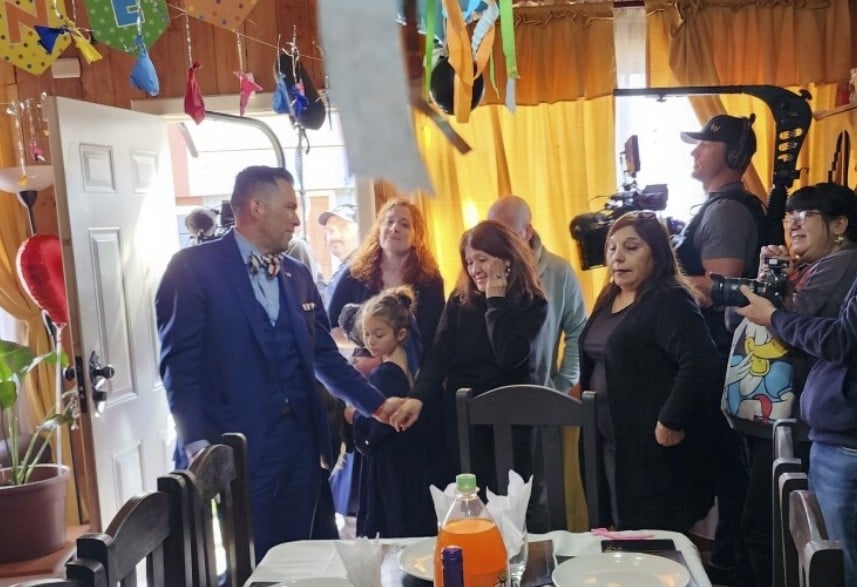 Cerita Haru Anak Kembali Bertemu Ibu setelah 42 Tahun, Lahir di Chili dan Dibesarkan di AS