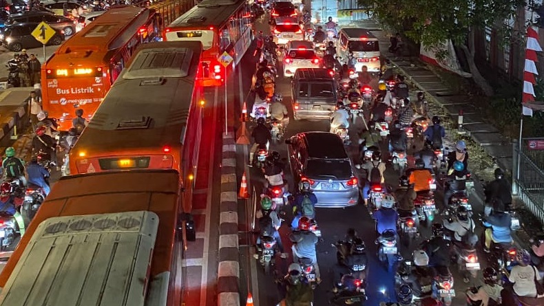 Macet Parah di Tanjung Barat Jaksel gegara Ada Proyek, Polisi Buka Opsi Rekayasa Lalin