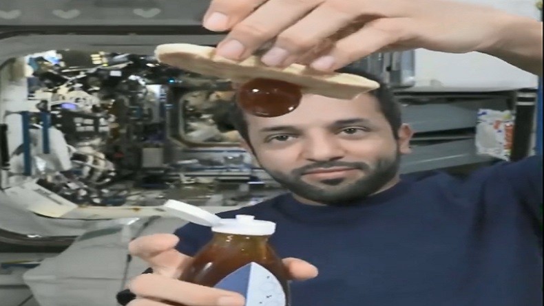 Serunya Astronot Makan Roti Pakai Madu di Luar Angkasa, Semua Melayang-layang
