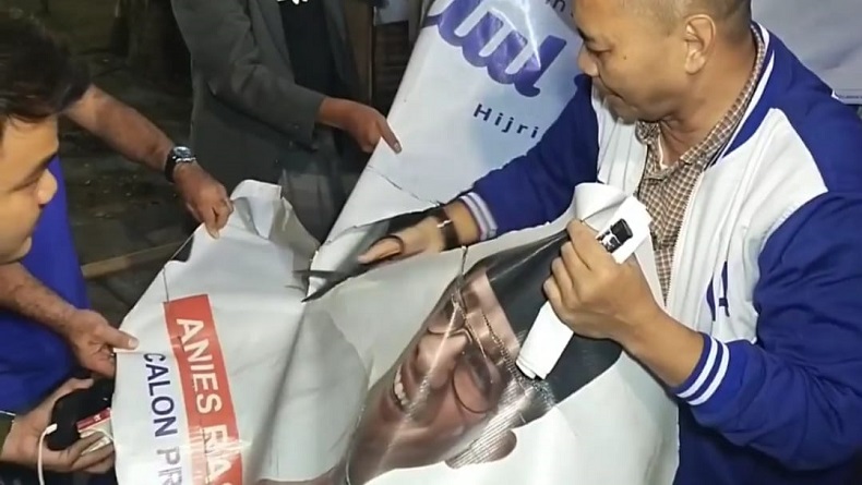 Kader DPC Partai Demokrat Cianjur Robek dan Bakar Baliho Bergambar Anies Baswedan 