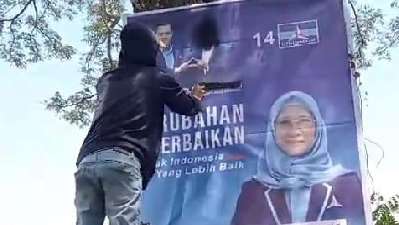 Kader Demokrat Indramayu Coret Gambar Anies Baswedan dengan Cat Semprot