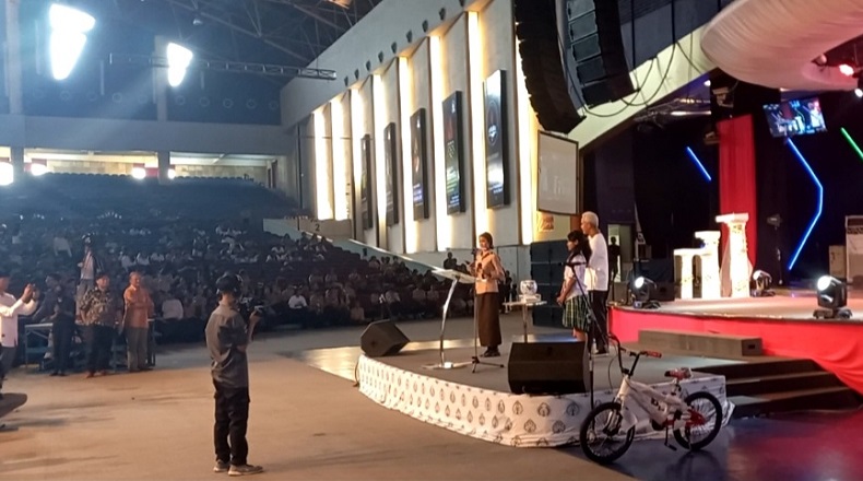 Momen Ganjar Pranowo Ajak Siswi di Semarang Nyanyi High School in Jakarta