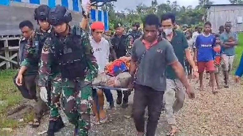 Sigap, Satgas Mobile Yonif MR 411 Kostrad Tolong Warga Sakit di Pedalaman Papua