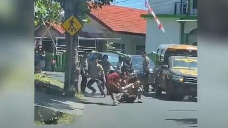 Viral Pria ODGJ Serang Polisi Pakai Parang di Manado, Kapolsek Lepas Tembakan Peringatan