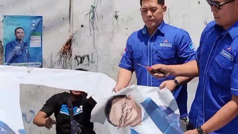 Kader Demokrat Kabupaten Bandung Kecewa, Robek dan Injak Ratusan Spanduk Anies Baswedan
