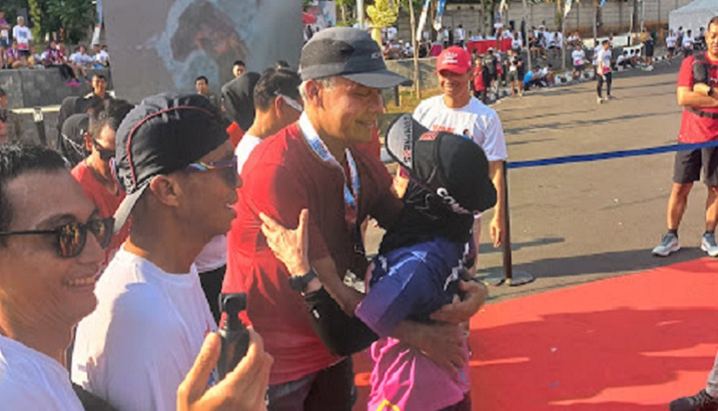 Romantis, Ganjar Peluk dan Cium Atikoh usai Sentuh Garis Finish Lomba Lari Marathon