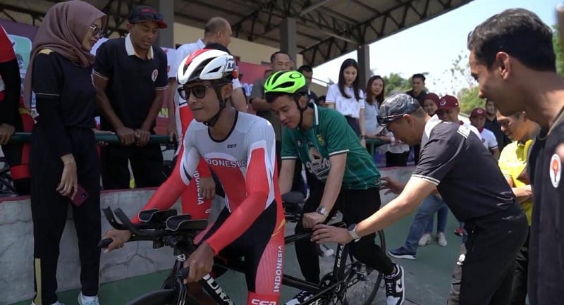 Momen Gibran Tandem Atlet Balap Sepeda saat Cek Kesiapan Para Games 2023 Bareng Angela Tanoesoedibjo