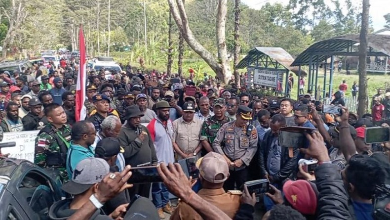Tak Terima Kepala Kampung Diganti, Warga Palang Jalan Trans Wamena-Tolikara