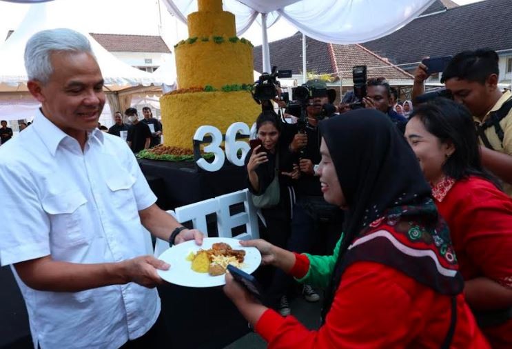 Jelang Purnatugas, Ganjar Disambangi Penyapu Jalan, Petani hingga Komunitas Lukis