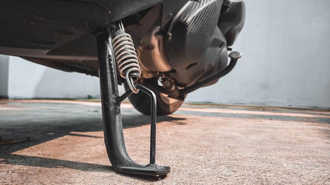 Tips Merawat Standar Samping Motor, Jangan Dipakai untuk Parkir Lama