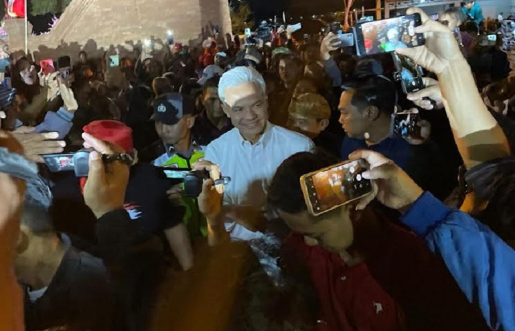 Ditemani Gibran Nonton Wayang di Klaten, Ganjar Pranowo Diteriaki Presiden