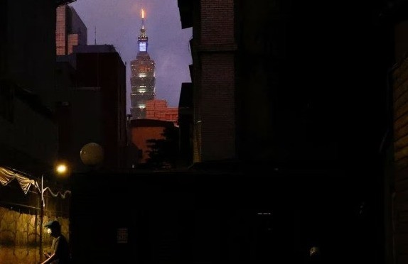 Topan Haikui Hantam Taiwan, Penerbangan Dibatalkan dan Ribuan Orang Mengungsi