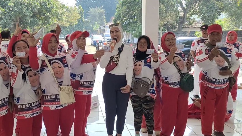 Bacaleg Partai Perindo Venna Melinda Senam Sehat dan Sosialisasi KTA Berasuransi di Kediri