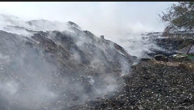 Tumpukan Sampah 4 Hektare di Pemalang Terbakar, Petugas Kewalahan Padamkan Api