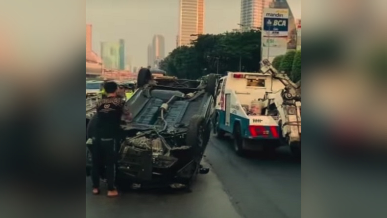 Kecelakaan Minibus Terguling di Tol Dalkot, Sopir Diduga Kurang Konsentrasi