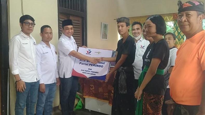 Nyata, DPD Partai Perindo Mataram Serahkan Santunan Kematian KTA Asuransi ke Ahli Waris I Gede Sarwa