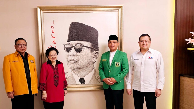 Momen Ketum Parpol Pendukung Ganjar Pranowo Berpose di Depan Lukisan Bung Karno