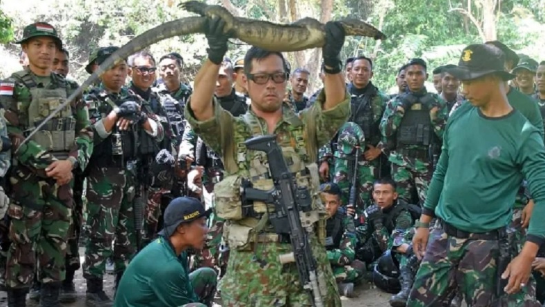Momen Prajurit Marinir TNI Perlihatkan Cara Bertahan Hidup di Hutan ke AD Jepang dan Singapura