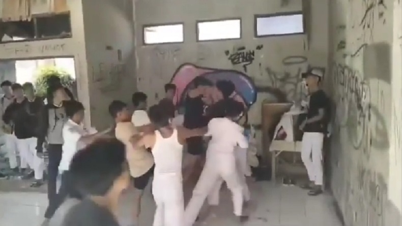 Viral Video Sekelompok Pelajar SMP Adu Jotos  di GBI Bojongsoang Bandung