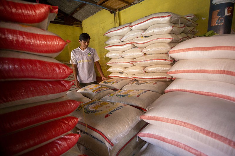 Jokowi Minta Bapanas dan Bulog Percepat Penyaluran Beras 5 Kg di Pasar dan Ritel