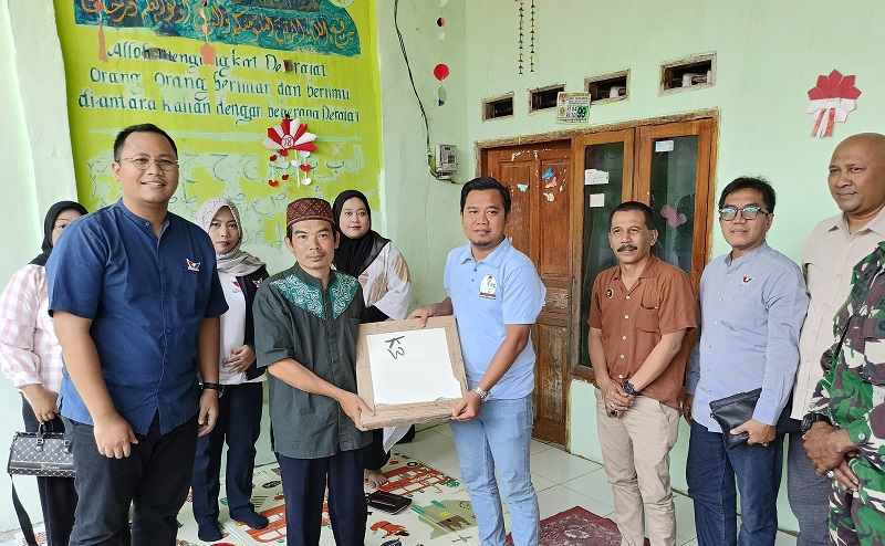 Serahkan Bantuan untuk PAUD Terbakar di Cilebut Barat, Caleg Partai Perindo: Fokus Pendidikan dan Kesehatan