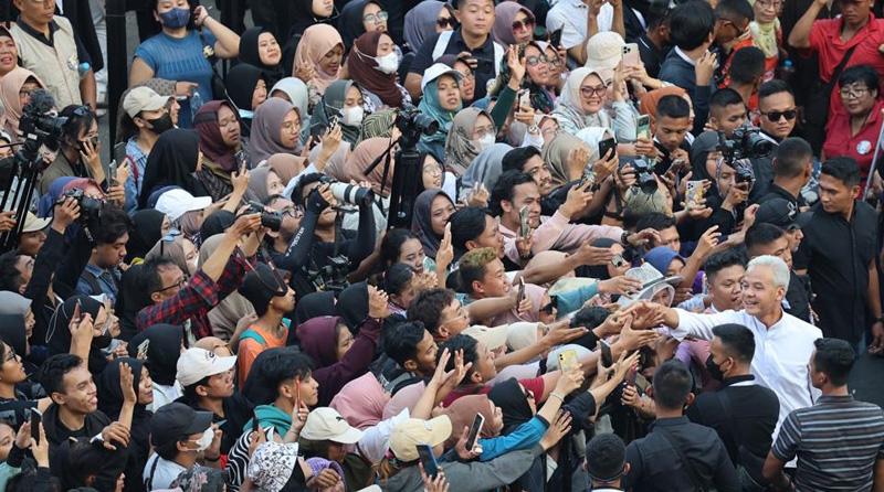  Foto-Foto Ganjar Salami Ribuan Warga, Jalan hingga Ratusan Meter di Tengah Lautan Manusia