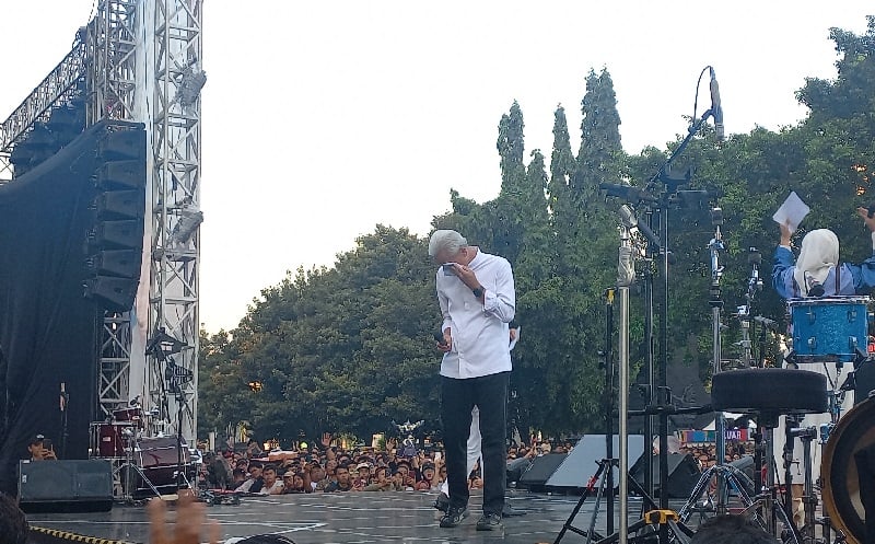 Momen Ganjar Pranowo Usap Air Mata usai Tonton Video Testimoni Warga Jateng