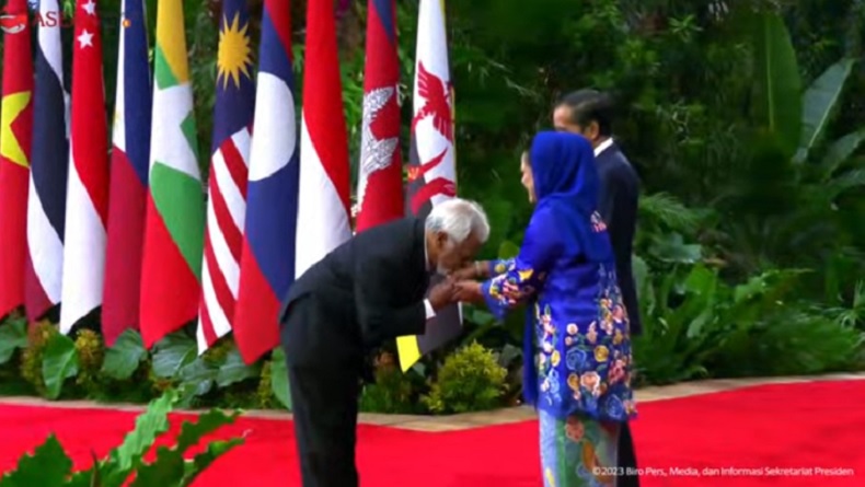 Momen PM Timor Leste Xanana Gusmao Cium Tangan Iriana Jokowi saat Tiba di KTT ASEAN