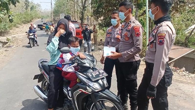 Polisi Bagikan Masker ke Warga Terdampak Asap Kebakaran TPA Sampah di Pemalang