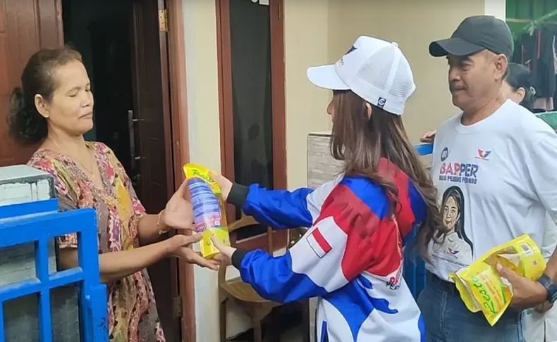 Bacaleg Partai Perindo Depok Rere Bagikan Minyak Goreng: Kebutuhan Utama Keluarga
