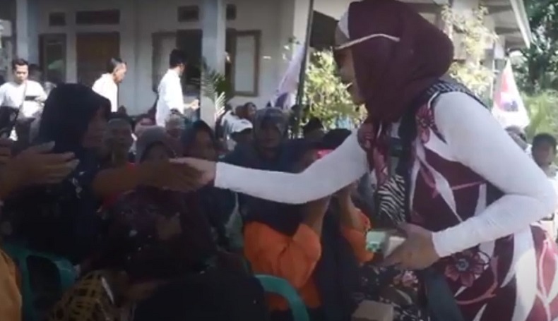 Bacaleg Venna Melinda Bagikan Sembako dan KTA Berasuransi Partai Perindo untuk Warga Blitar