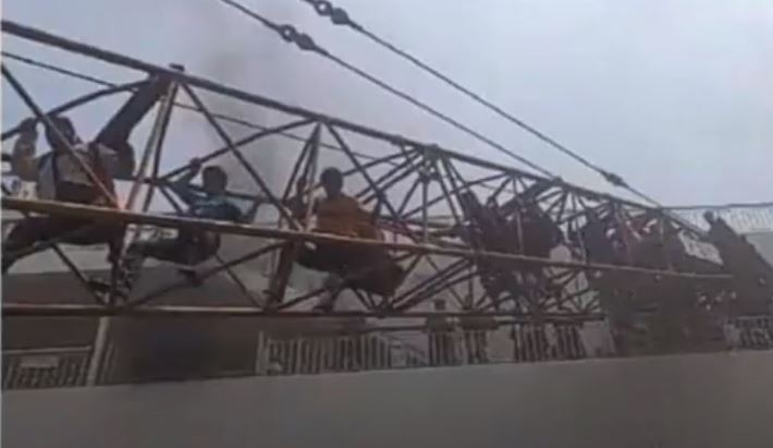 Detik-Detik Dramatis Evakuasi Penumpang Kapal Mutiara Berkah Terbakar di Cilegon