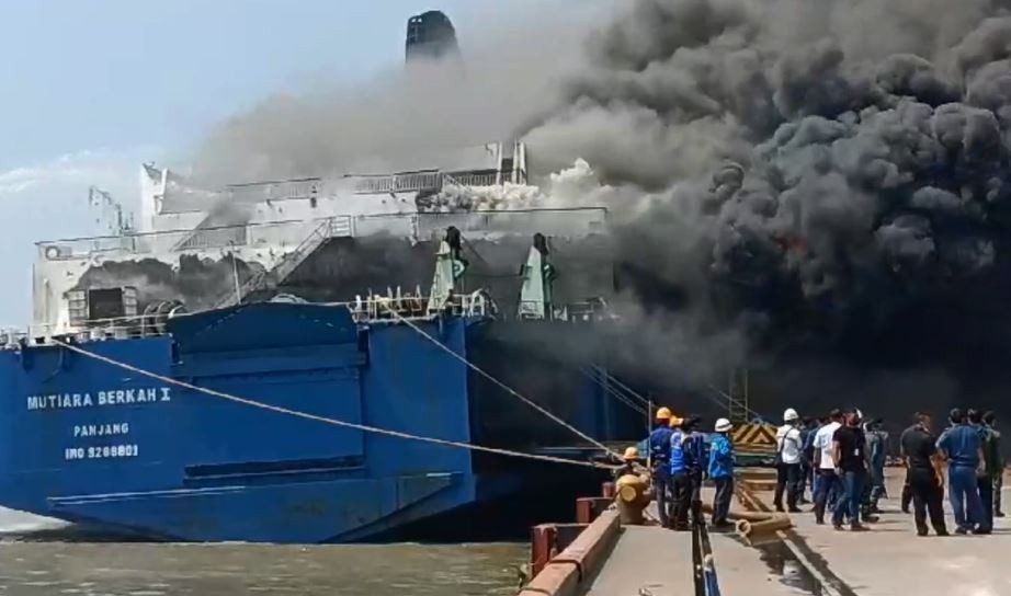 KMP Mutiara Berkah 1 Tujuan Lampung Terbakar di Cilegon, Evakuasi 159 Penumpang Dramatis