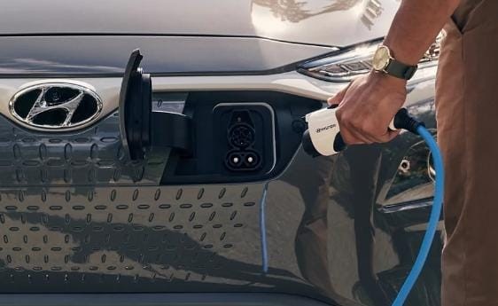 Ini Alasan Pengguna Mobil Listrik Lebih Nyaman Ngecas di Rumah