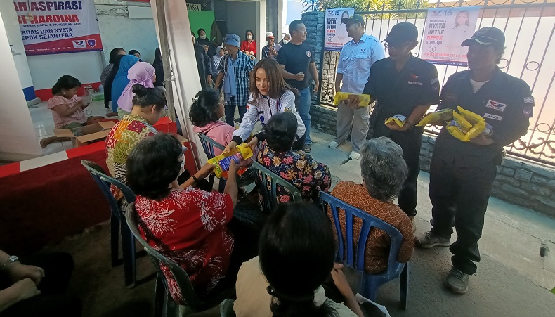 Blusukan di Depok, Bacaleg Partai Perindo Bagikan KTA Berasuransi dan Minyak Goreng