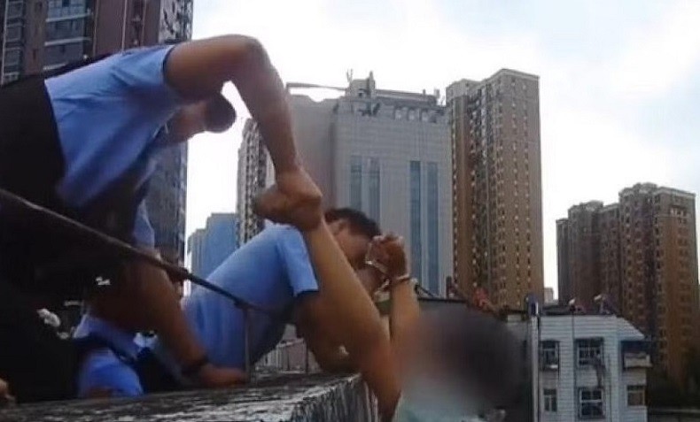 Cerita Haru Polisi Rela Diborgol demi Selamatkan Pria Ingin Bunuh Diri