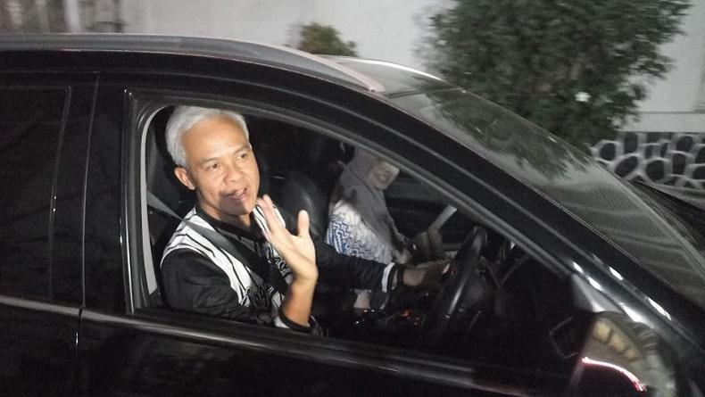 Lambaian Tangan Ganjar Tinggalkan Puri Gedeh, Setir Mobil Sendiri Didampingi Siti Atikoh
