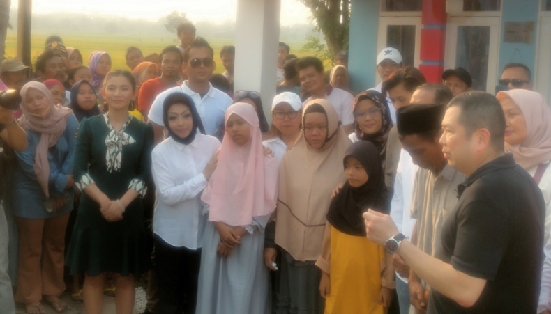 HT Berikan Gerobak dan Mesin Cuci kepada Warga Tangerang