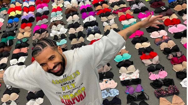 Astaga Penyanyi Pria Ini Pamer Koleksi Bra, Jumlahnya Ratusan!