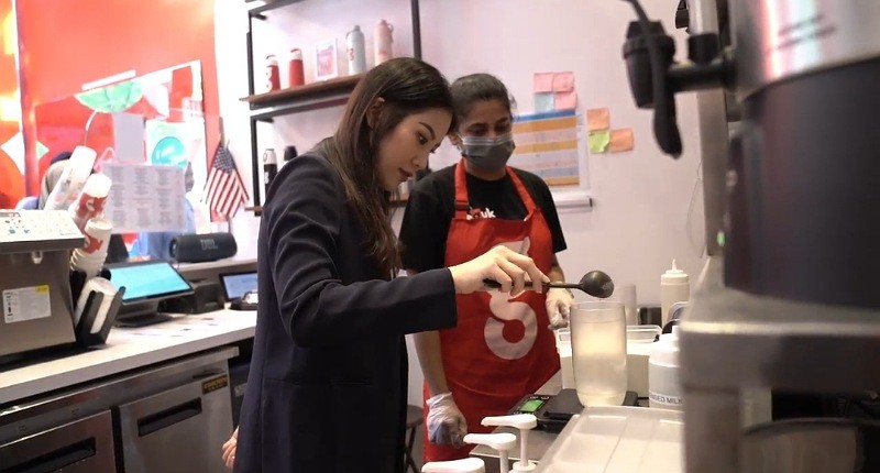 Wamenparekraf Angela Tanoesoedibjo Jadi Barista saat Kunjungi Usaha Kuliner Indonesia di New York