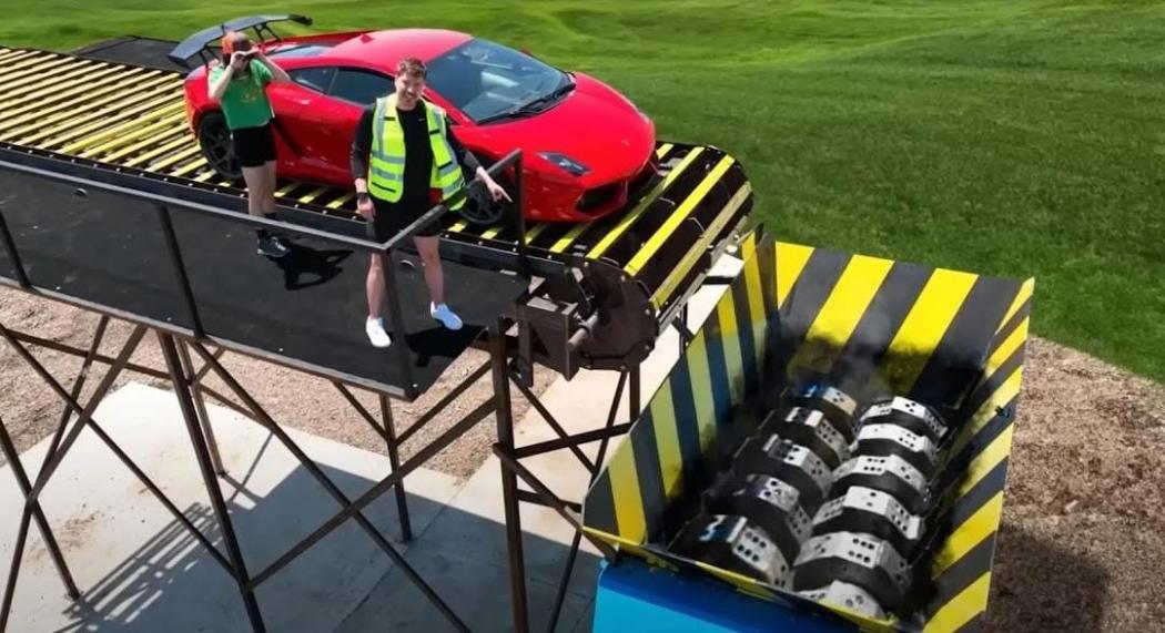 Youtuber Amerika Hancurkan Lamborghini Harga Rp3 Miliaran pakai Mesin Pencabik