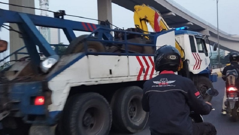 Truk Kontainer Kecelakaan, Arus Lalin Kuningan Arah Semanggi Terpantau Padat