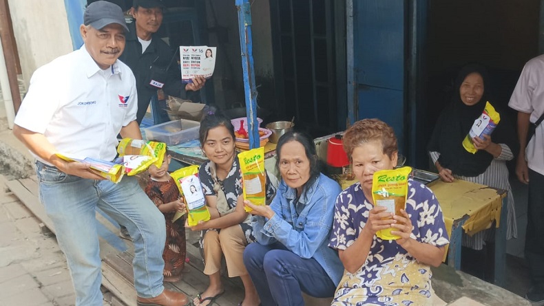 Bacaleg Partai Perindo Bagikan Minyak Goreng dan Sosialisasi KTA Asuransi di Mampang Depok