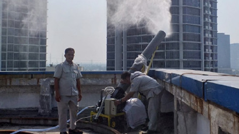 Kurangi Polusi Udara, Pemkot Jakbar Pasang Alat Penyemprot Air di Atas Gedung